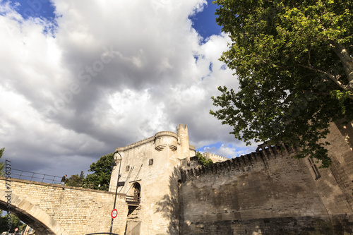 Avignon - Portal der Stadtmauer zur Br  cke