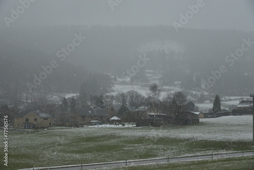 Le village de Coo sous une averse de neige photo