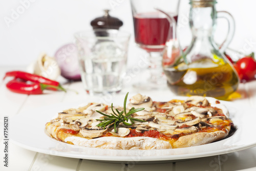italienische Pizza Funghi auf einem weißen Teller
