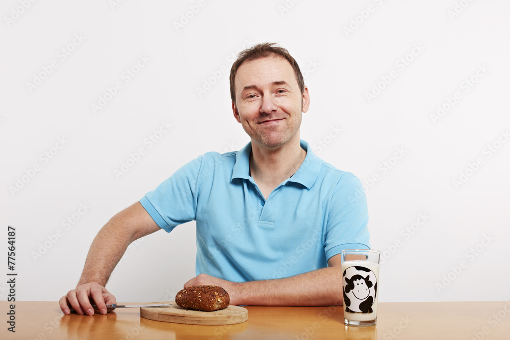 Mann beim Frühstück 2 Mann beim Frühstück 2