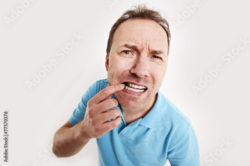 Mann kontrolliert seine Zähne
