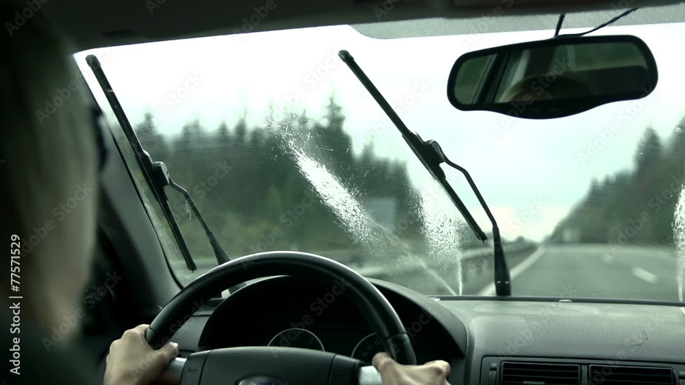 Cleaning the windshield Cleaning the windshield