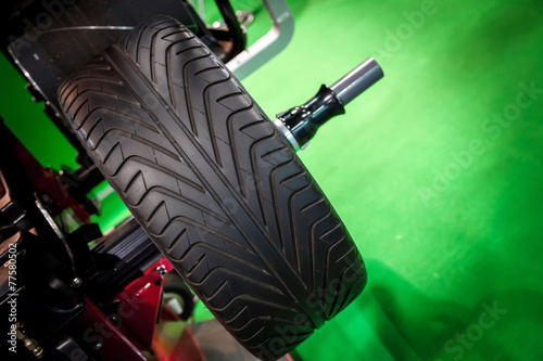 Quadro su tela Wheel balancing close up