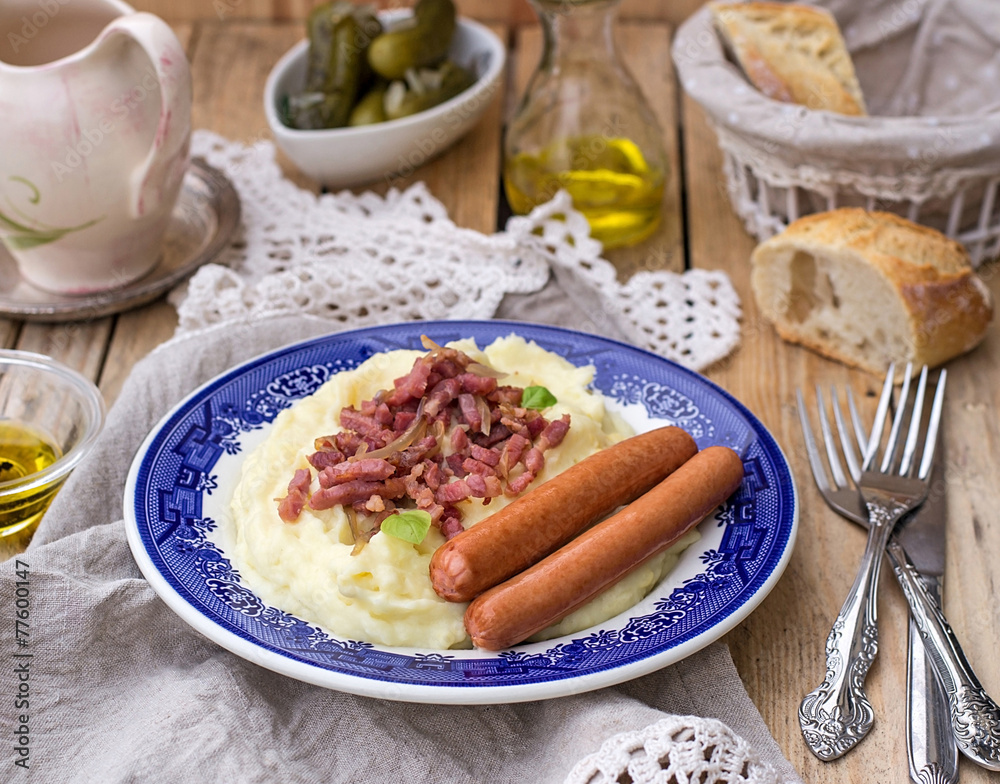 Mashed potatoes with apples served with sausages and bacon