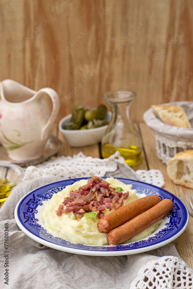 Mashed potatoes with apples served with sausages and bacon