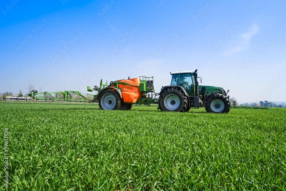 Pflanzenschutz, Traktor mit Anhängespritze auf Getreidebestand Pflanzenschutz, Traktor mit Anhängespritze auf Getreidebestand