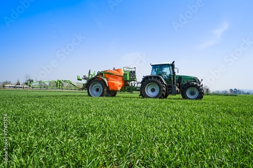 Pflanzenschutz  Traktor mit Anh  ngespritze auf Getreidebestand