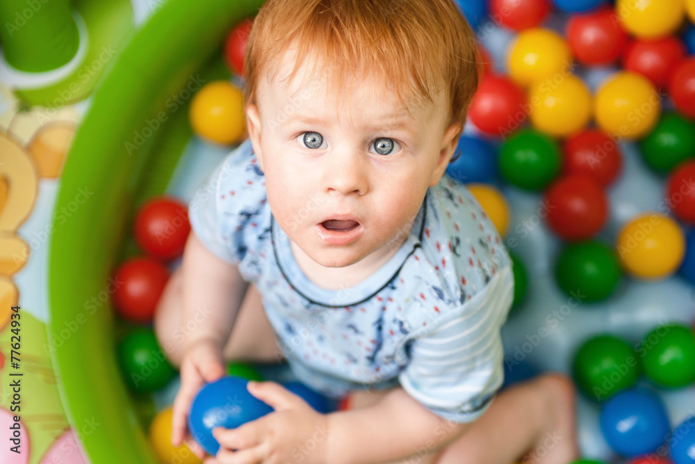 Kleiner Junge im bunten Bällebad Kleiner Junge im bunten Bällebad