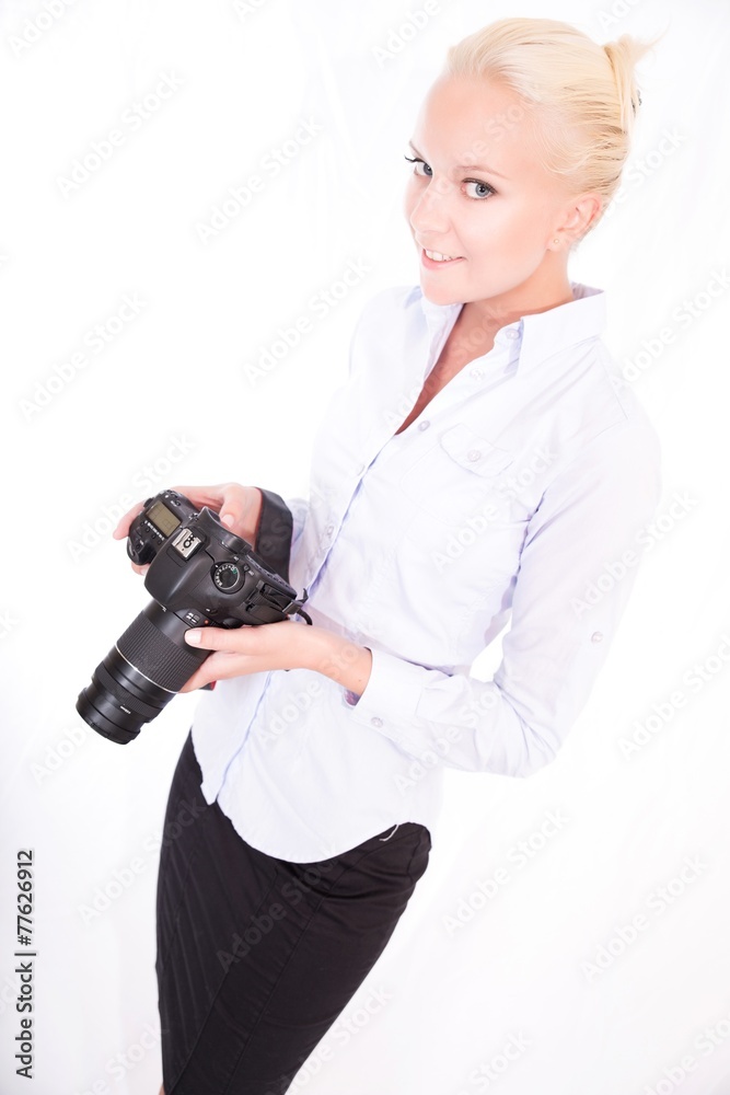 Blonde Frau mit Fotoapparat