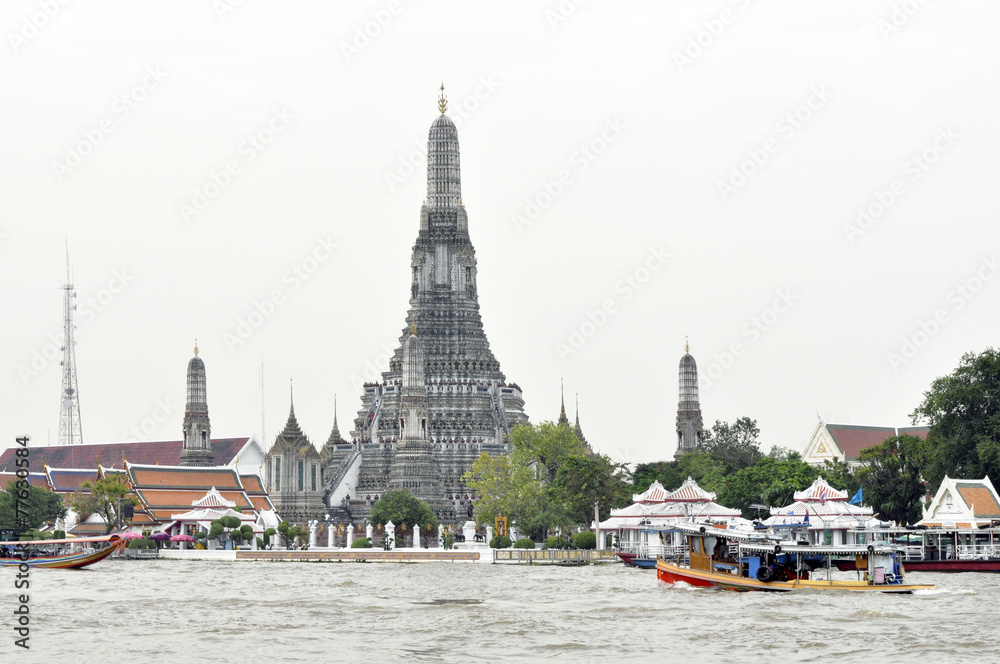 Fototapeta premium Thailandia. Bangkok, Wat Arun visto dal fiume Chao Phraya