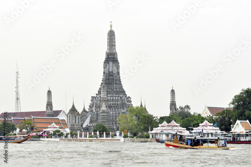 Thailandia. Bangkok  Wat Arun visto dal fiume Chao Phraya