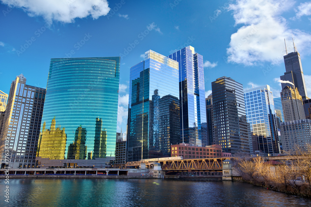 Obraz premium Chicago Loop skyline i Chicago River, IL, Stany Zjednoczone