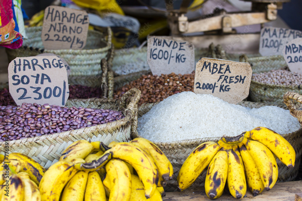 Traditional food market in Zanzibar, Africa. - obrazy, fototapety, plakaty 