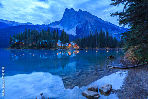 Fototapeta Naklejka Na Ścianę i Meble -  Emerald Lake