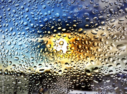 sonne hinter einer regenscheibe