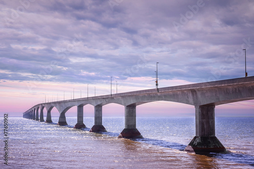 Naklejka bezklejowa Most Konfederacji o zachodzie słońca w Kanadzie