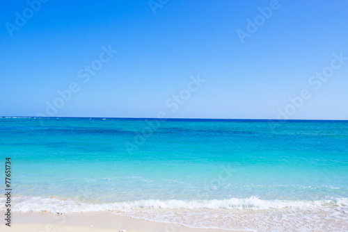 沖縄の海・水平線と青空 © yuuta