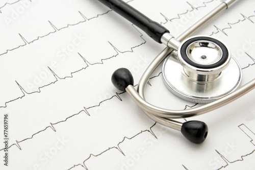 医療イメージ―聴診器と心電図