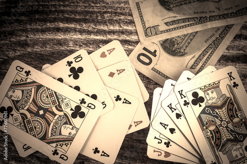 Obraz na płótnie Two pairs and three of a kind vintage poker cards with money w salonie