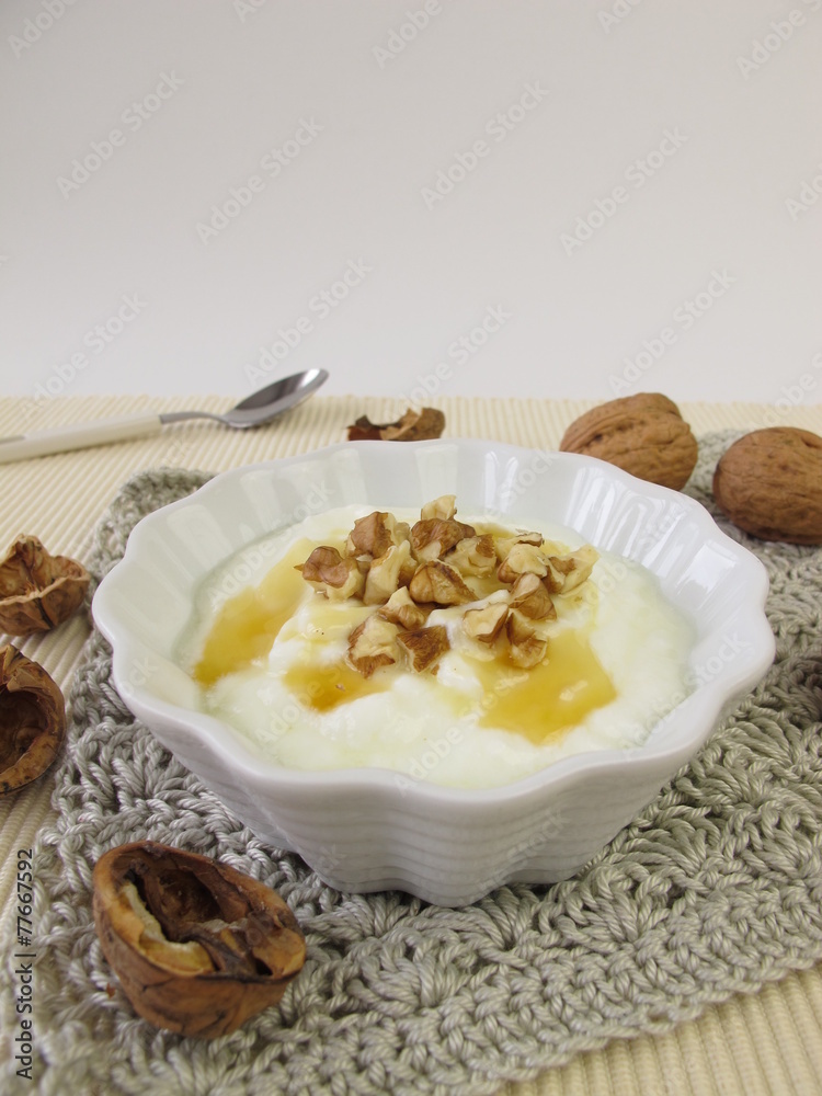 Joghurt mit Honig und Walnüssen Joghurt mit Honig und Walnüssen
