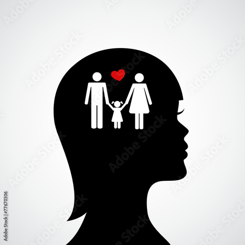 frau denkt an familie