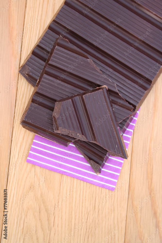 tavoletta di cioccolato fondente su tavolo di legno tavoletta di cioccolato fondente su tavolo di legno