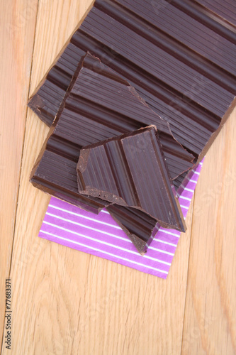 tavoletta di cioccolato fondente su tavolo di legno