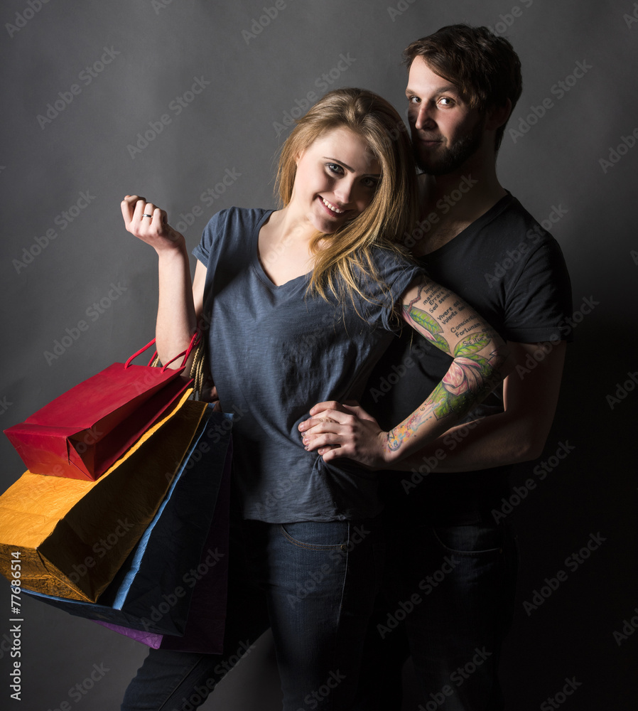 Obraz premium Happy couple with shopping bags