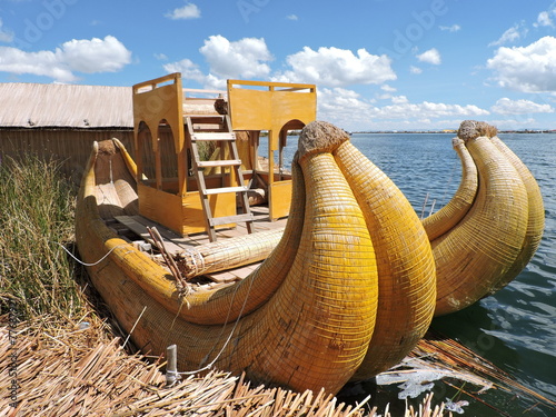 Embarcación tradicional. Lago Titicaca, Perú