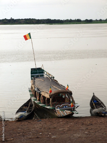 Barcazas en el rio Niger photo