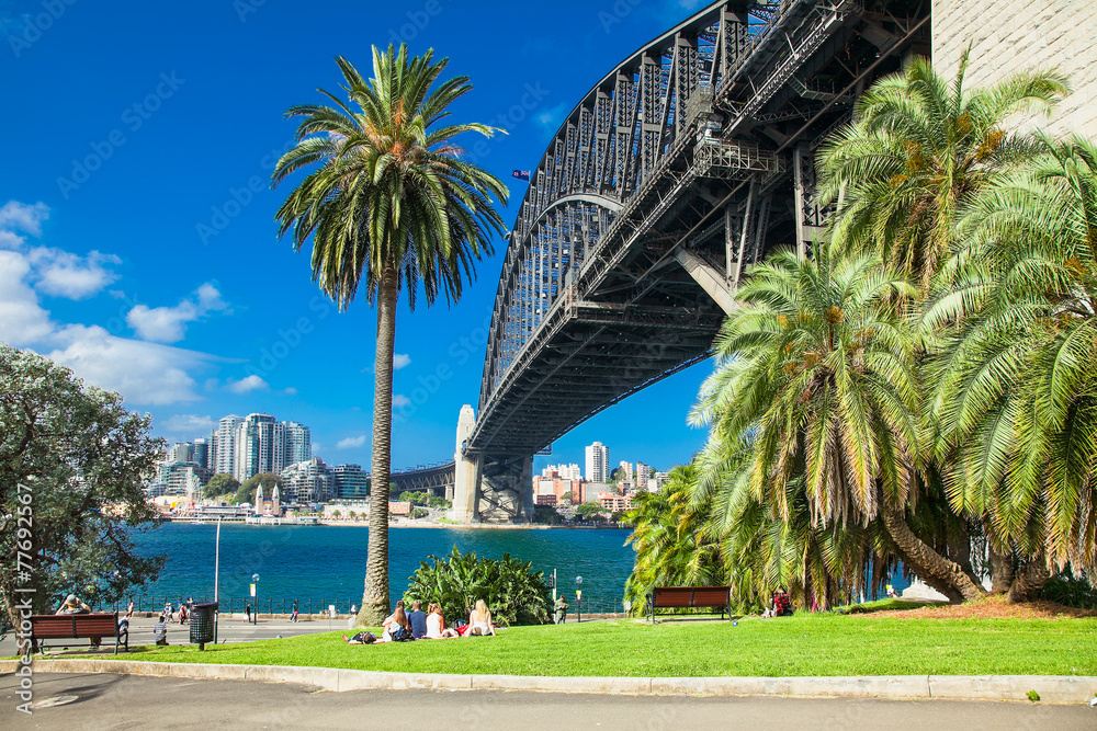 Naklejka premium Ludzie przed mostem Harbour Bridge w Sydney w Australii.