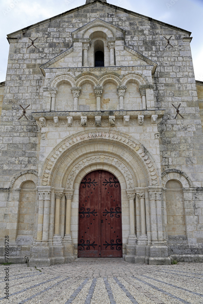 Portal Kirche Saint-Jean-d'Étampes im Weinanbaugebiet La Brède, Frankreich 