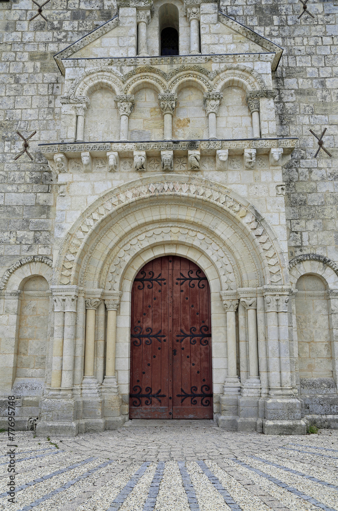 Portal Kirche Saint-Jean-d'Étampes im Weinanbaugebiet La Brède
