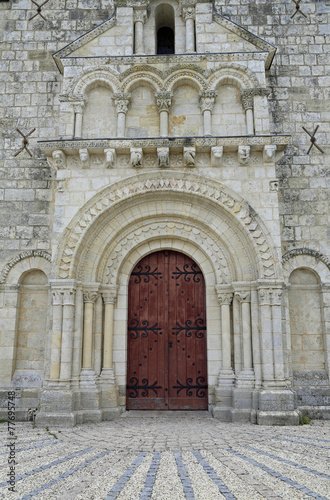 Portal Kirche Saint-Jean-d'Étampes im Weinanbaugebiet La Brède © blickwinkel2511