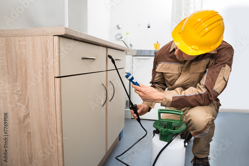 Tableau sur toile Pest Control Worker Spraying Pesticides