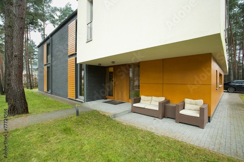 Modern house entrance © Photographee.eu