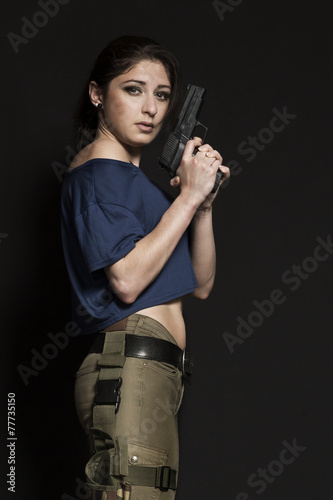 Wallpaper Mural Frau mit Waffen vor dunklem Hintergrund Torontodigital.ca