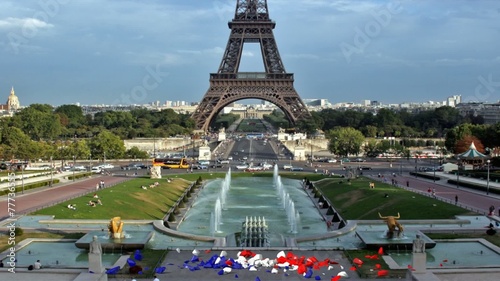 Sfere si frantumano davanti Eiffel formando bandiera Francia photo