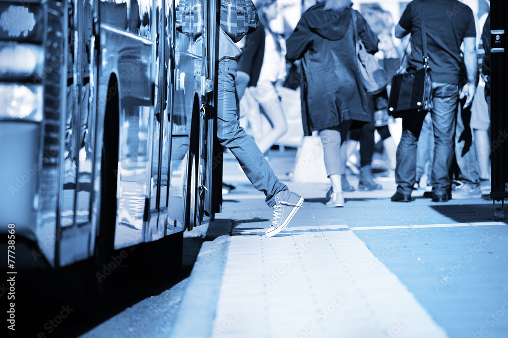 Obraz premium Person enters bus