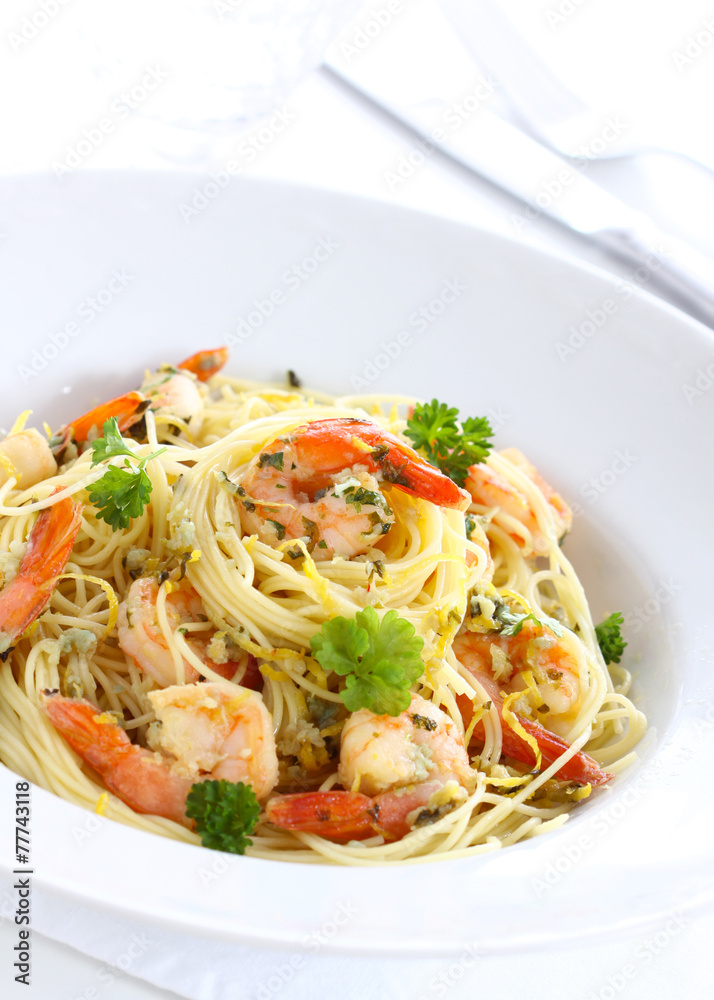 Pasta with shrimps, lemon and parsley
