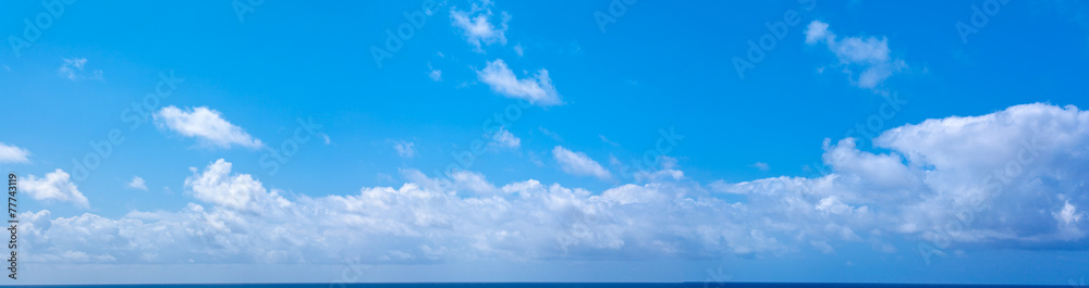 ciel bleu au dessus de l'océan Indien ciel bleu au dessus de l'océan Indien