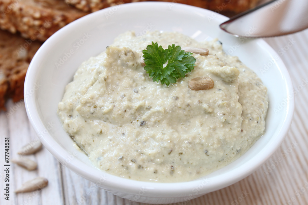 Vegetarischer Brotaufstrich mit Kräutern Vegetarischer Brotaufstrich mit Kräutern