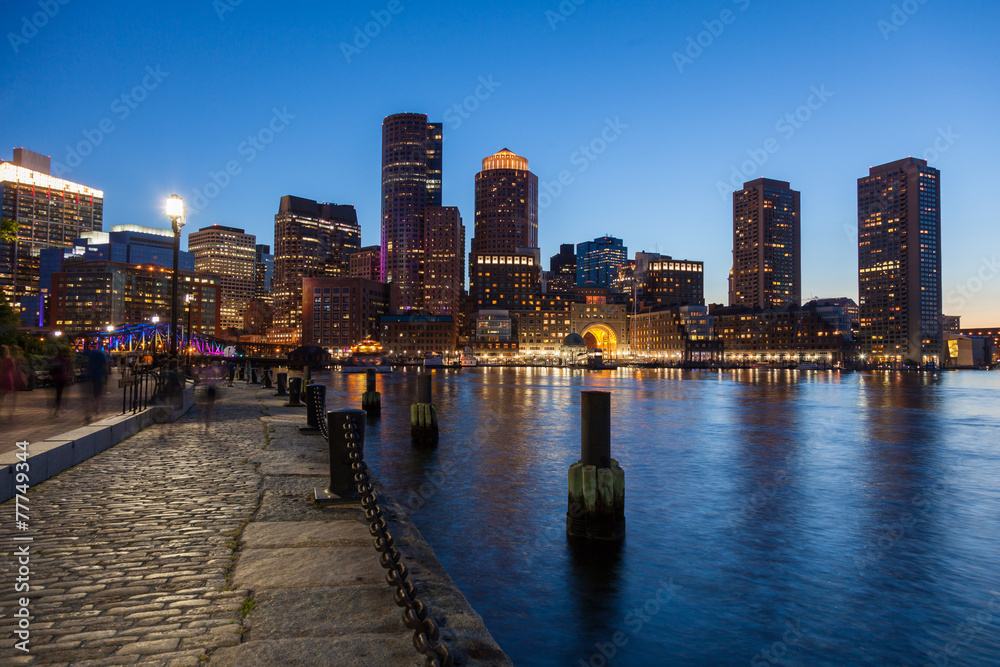 Fototapeta premium Boston skyline by night - Massachusetts - USA -- United States o