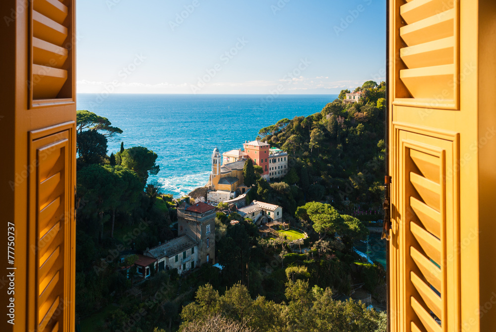 Fototapeta Widok na wzgórza otaczające Portofino widziane przez okno