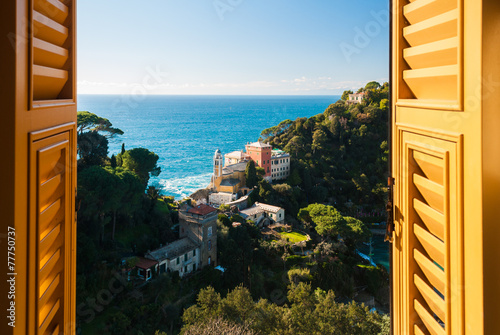 Fototapeta Widok na wzgórza otaczające Portofino widziane przez okno