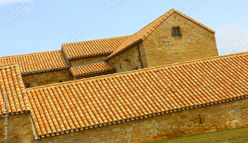 Obraz na plátně toit en tuiles romanes sur maison en pierres