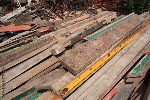 Φωτογραφία timber and iron for recycling at waste depot