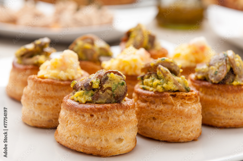 Vol-au-vent di pasta sfoglia ripieni