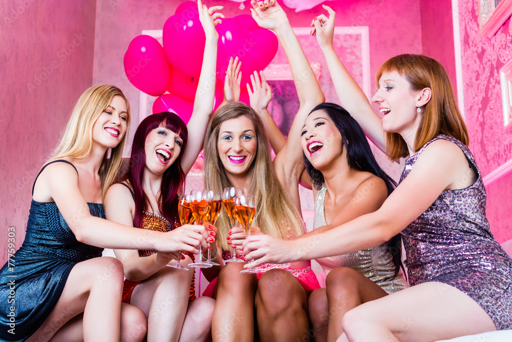 Frauen feiern im Nachtclub oder Disco - obrazy, fototapety, plakaty 
