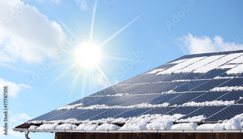 Schneebedecktes PV Dach photo
